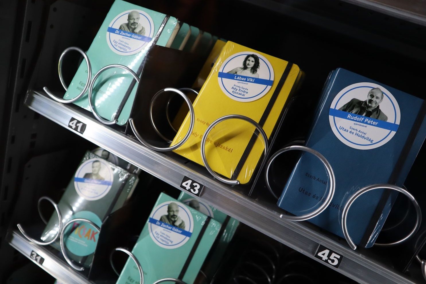 Budapešť má nové netradiční automaty. Po vhození peněz z nich vypadne knížka tak akorát do kapsy