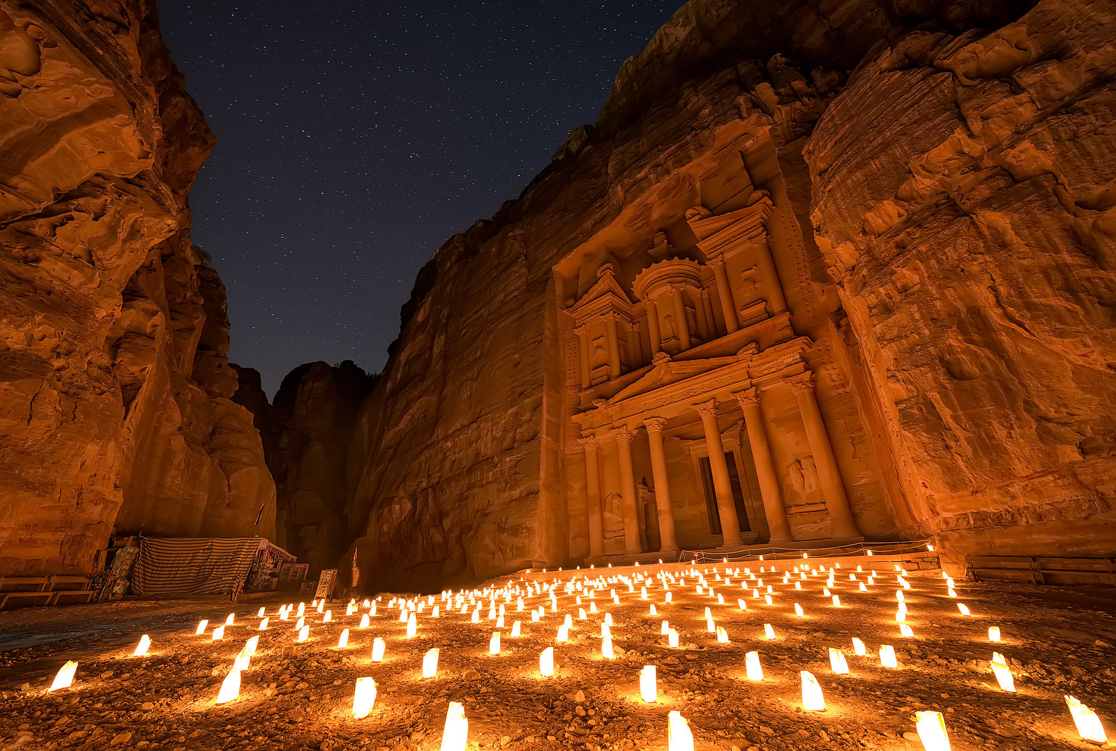 Když odejdou zástupy turistů, rozezní ztichlé skalní město zpěvy beduínů