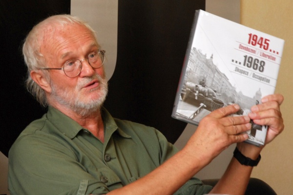 Fotograf Josef Koudelka se svou knihou Invaze 68