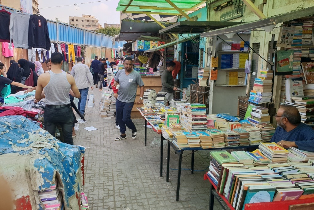 Arabští knihomolové si dávají dostaveníčko na káhirském tržišti Súr Ezbekíja