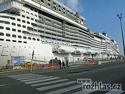 Zaoceánská loď Norwegien Epic v přístavu St. Nazaire