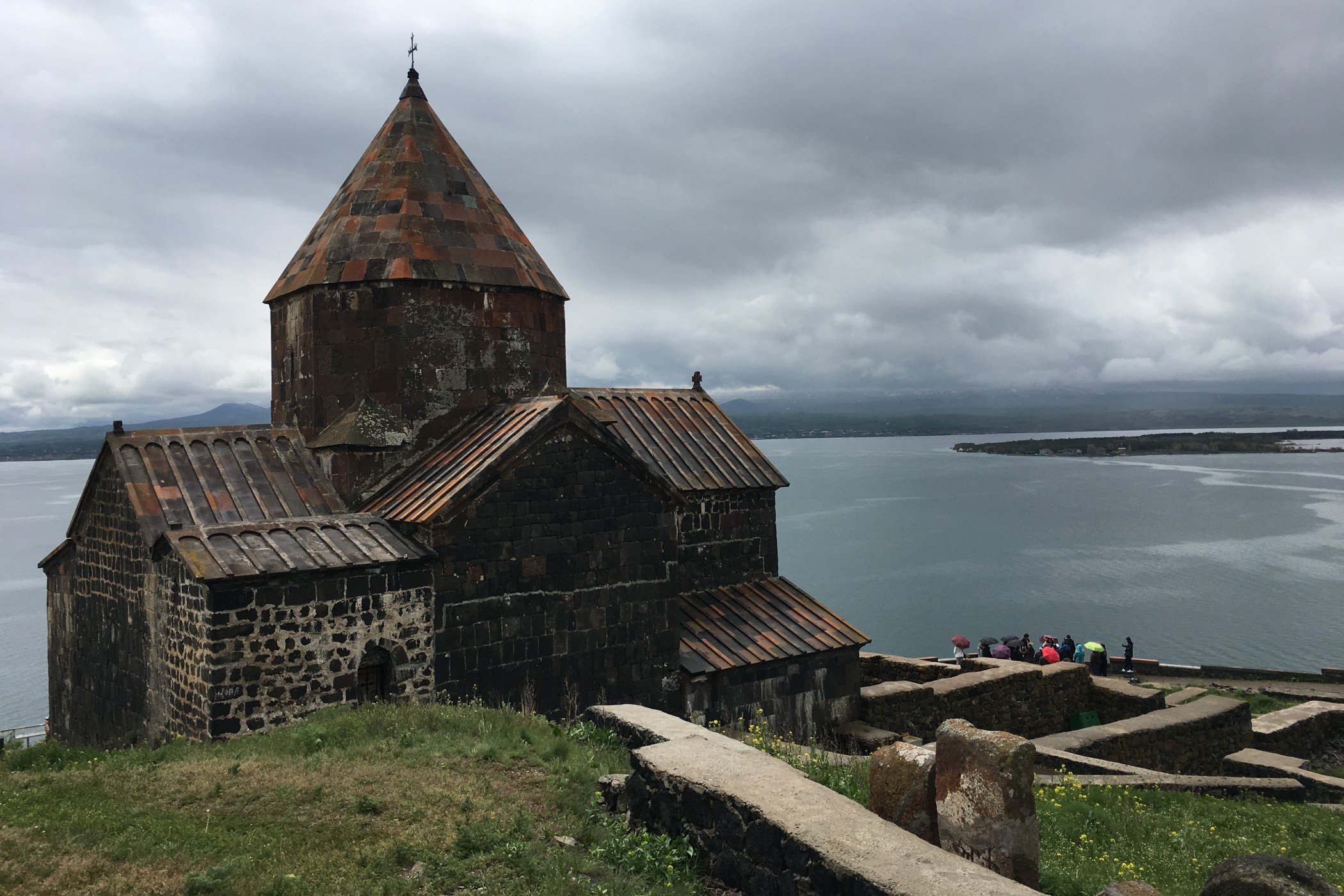 Z ostrova, který je už dávno poloostrovem, se otevírá panorama celého jezera Sevan