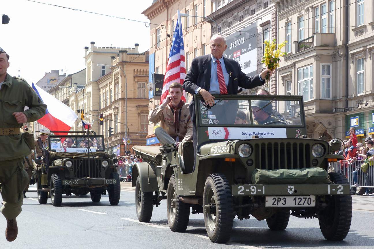 Vnuk velitele amerických jednotek, které osvobodily Plzeň, George Patton Waters, potvrzuje vzpomínky amerických velitelů, kteří popisují, jak obyvatelé Plzeňska na americké tanky házeli čerstvě upečený chléb 