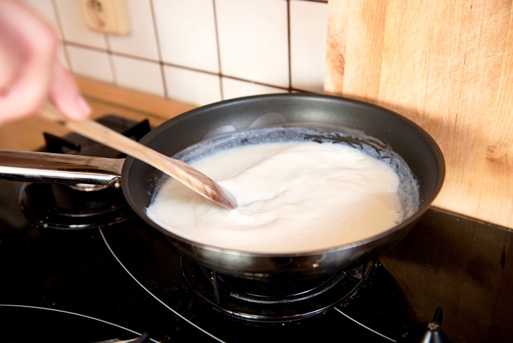 K přípravě ovesné kaše je z nutričního hlediska výhodnější použít mléko než obyčejnou vodu