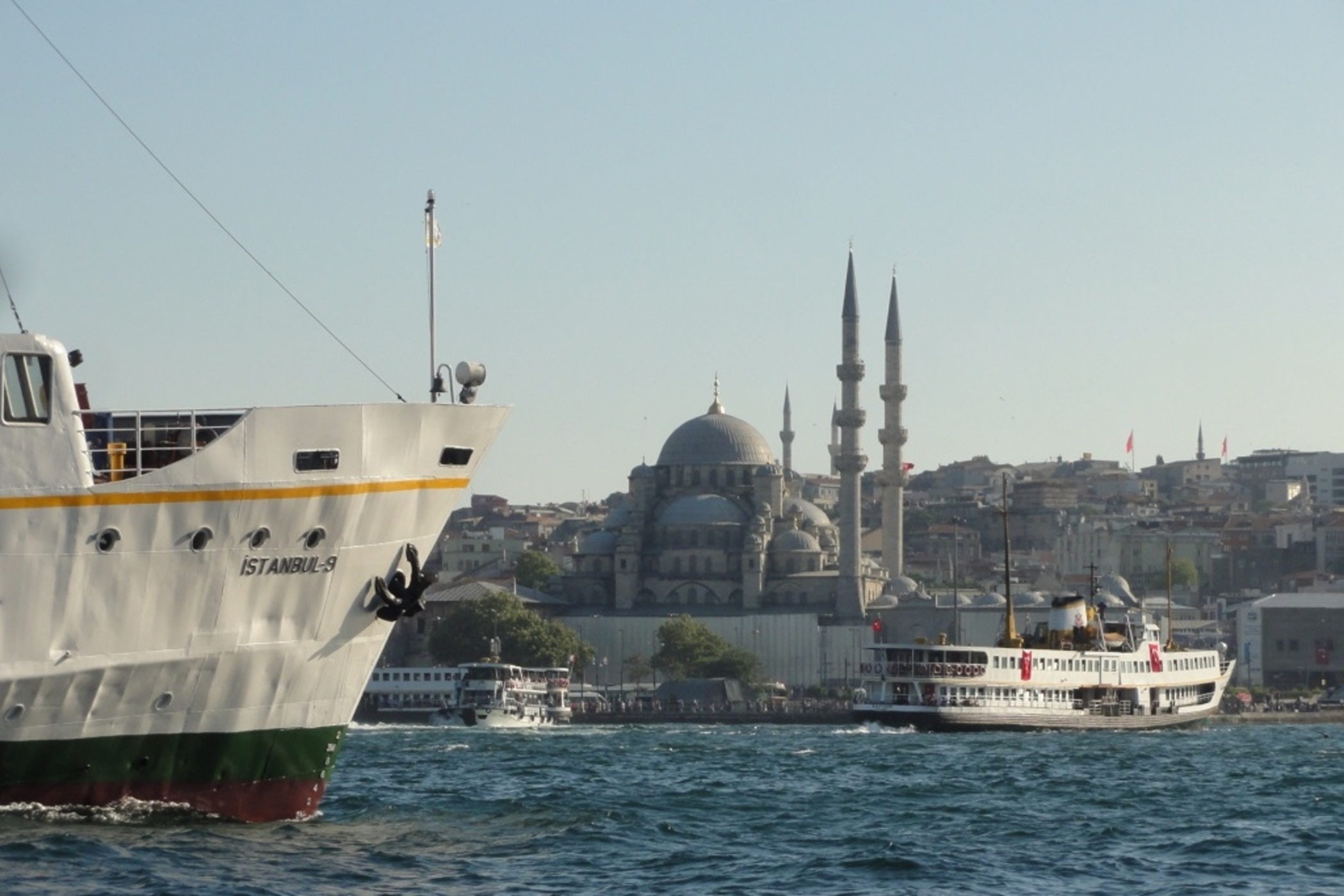 Istanbulské parníky v ústí Zlatého rohu