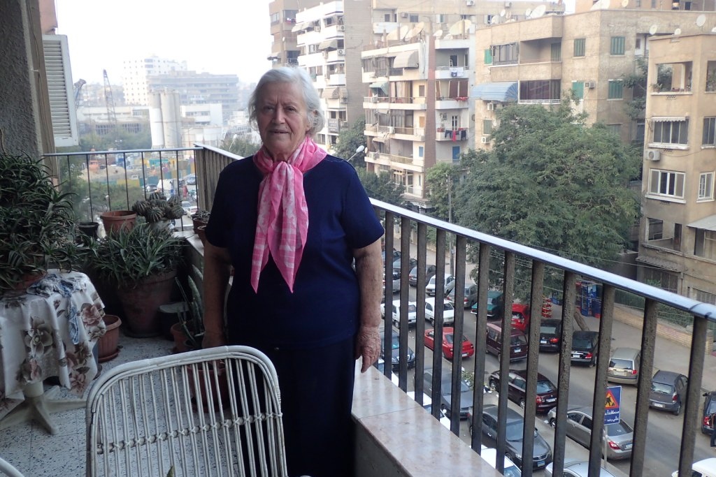 Jarka Ezzatová na balkoně svého bytu v Káhiře