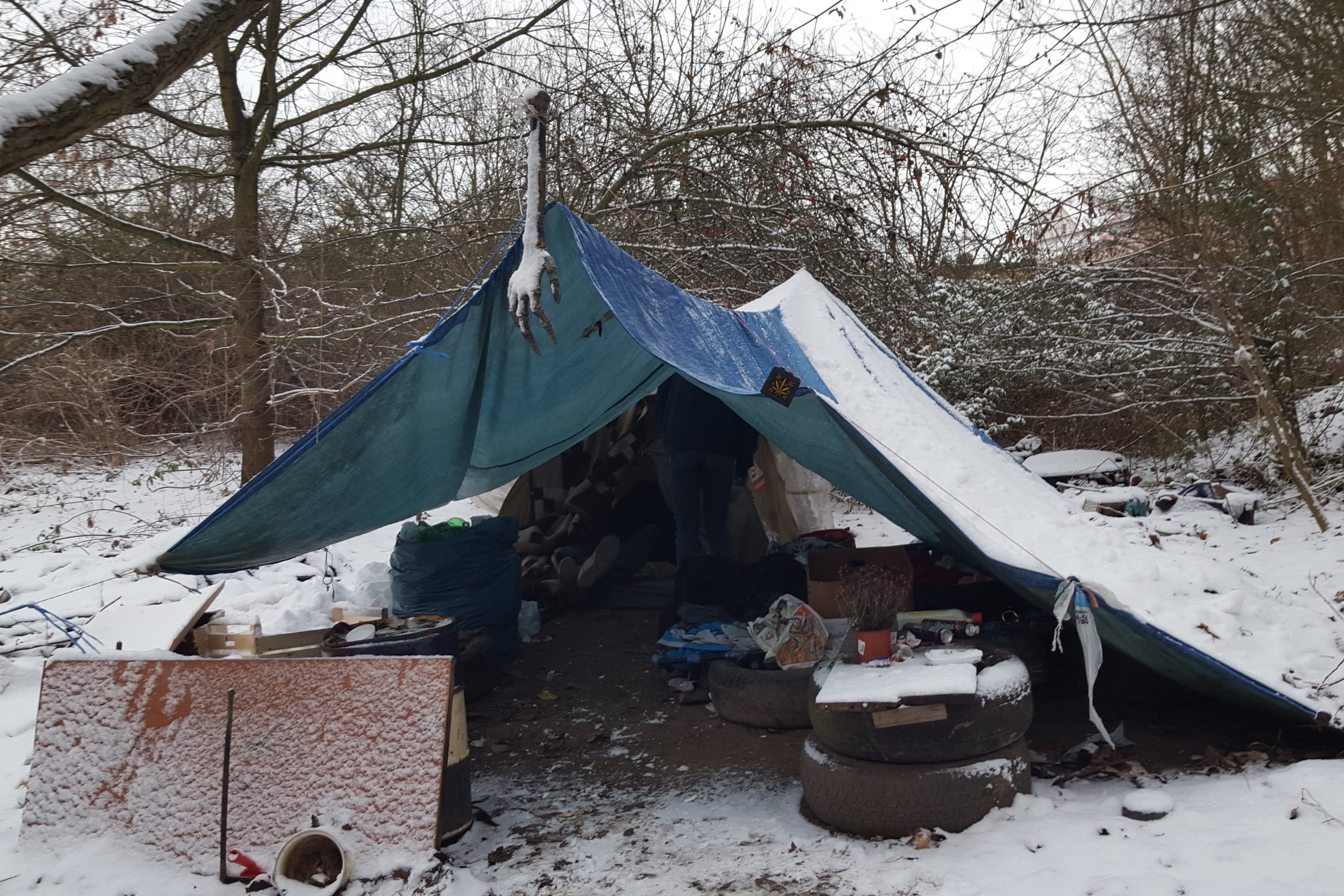 V Plzni na Lochotíně je několik míst, kde ve stanech či jinak upravených obydlích žijí bezdomovci