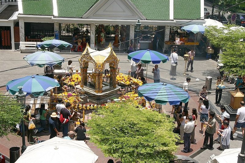 Hinduistická svatyně Erawan je cílem poutníků různých náboženství