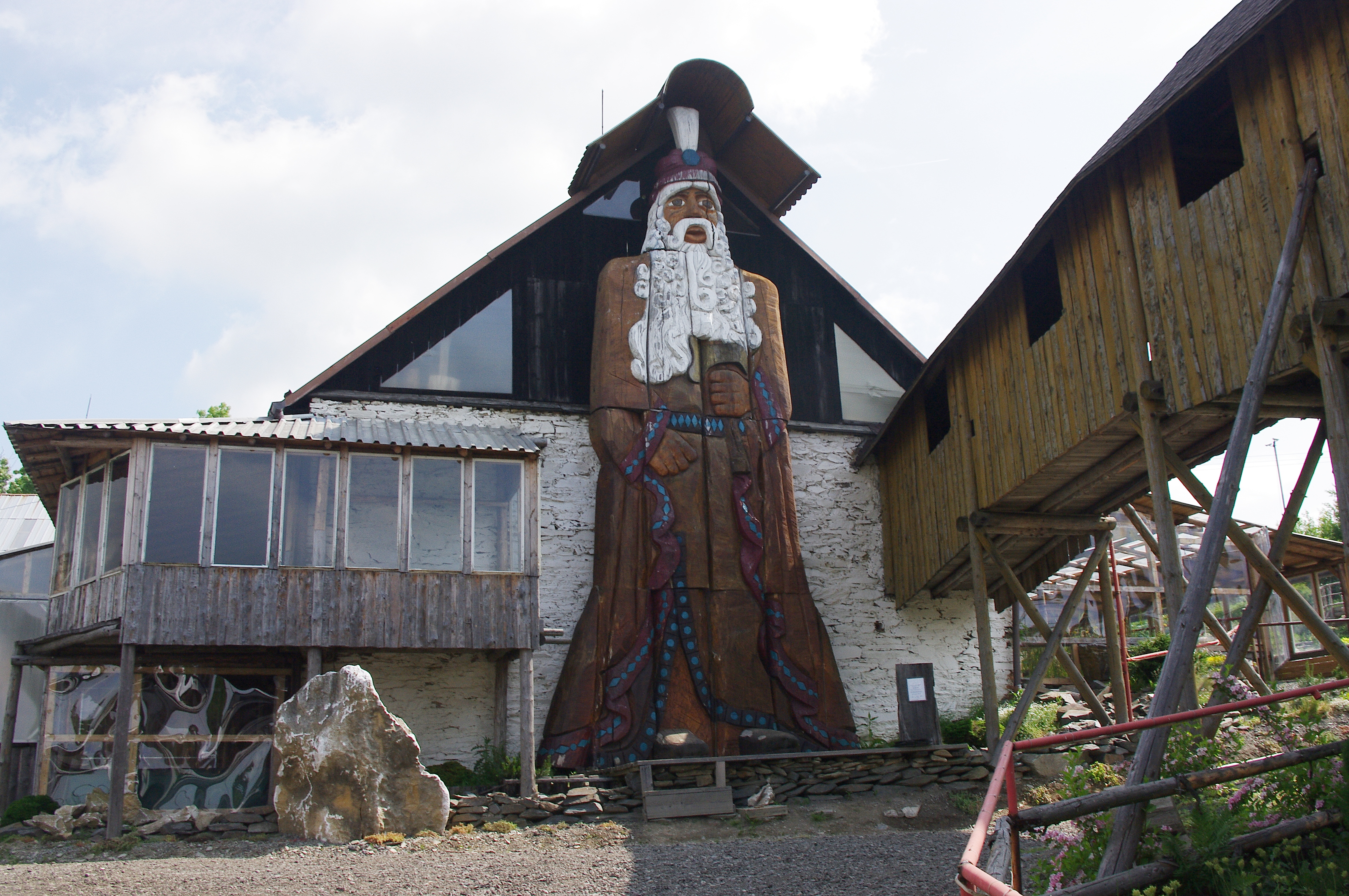 Díky řezbářské galerii Jiřího Halouzky je dnes Jiříkov hojně navštevován turisty. Láká je třeba obří Praděd Díky řezbářské galerii Jiřího Halouzky je dnes Jiříkov hojně navštevován turisty. Láká je třeba obří Praděd