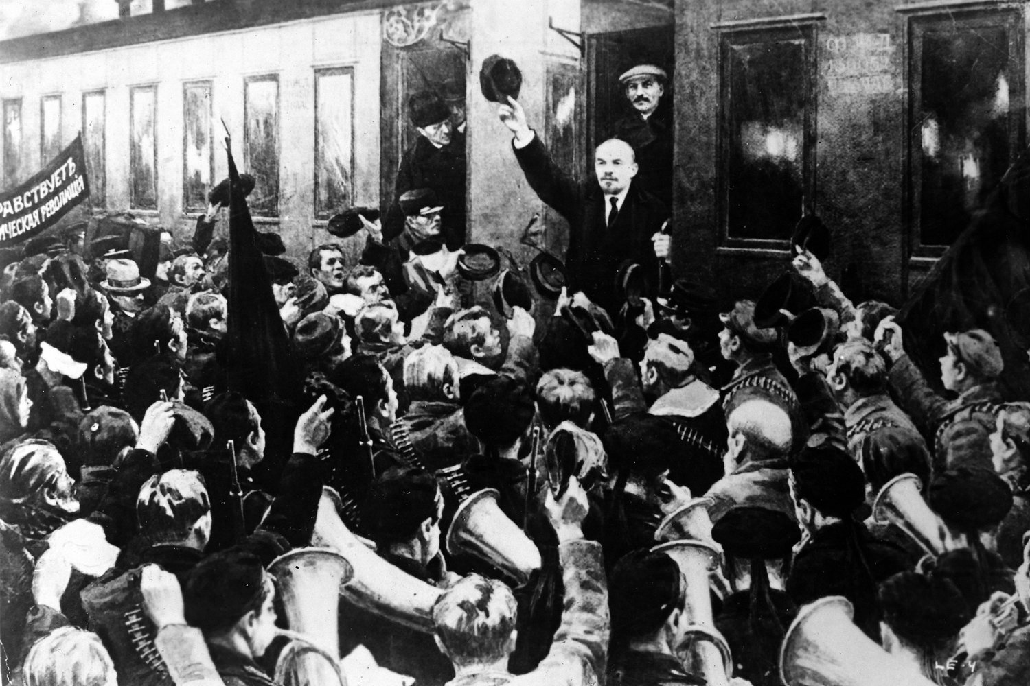 Lenin po návratu z exilu na petrohradském nádraží v dubnu 1917