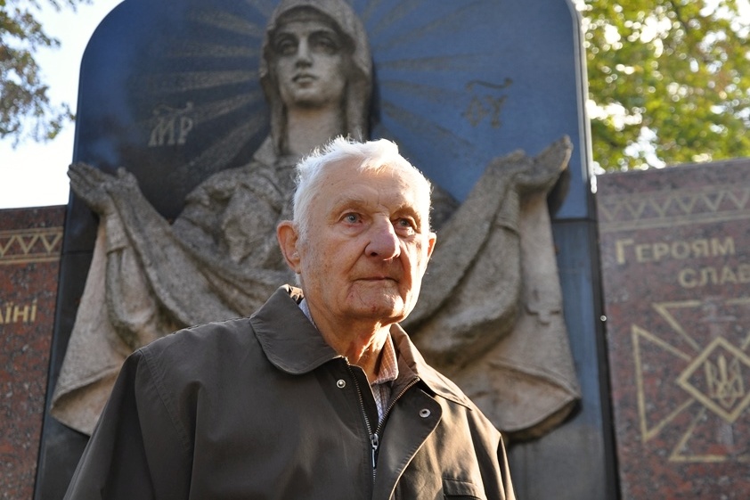 Anatolij Drozdovič před pomníkem padlých bojovníků UPA v Ljubovli