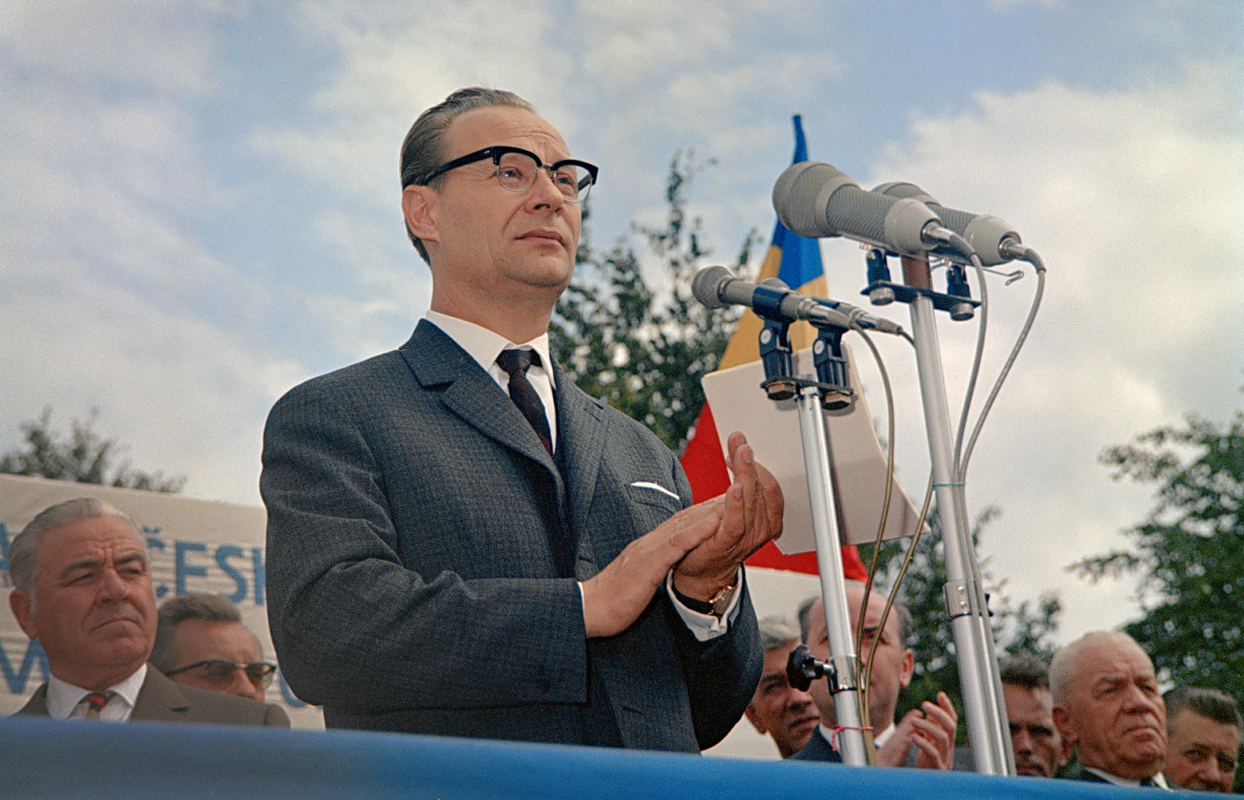 První tajemník ÚV KSČ Alexander Dubček při projevu k pracujícím Avia Praha, 17. srpna 1968