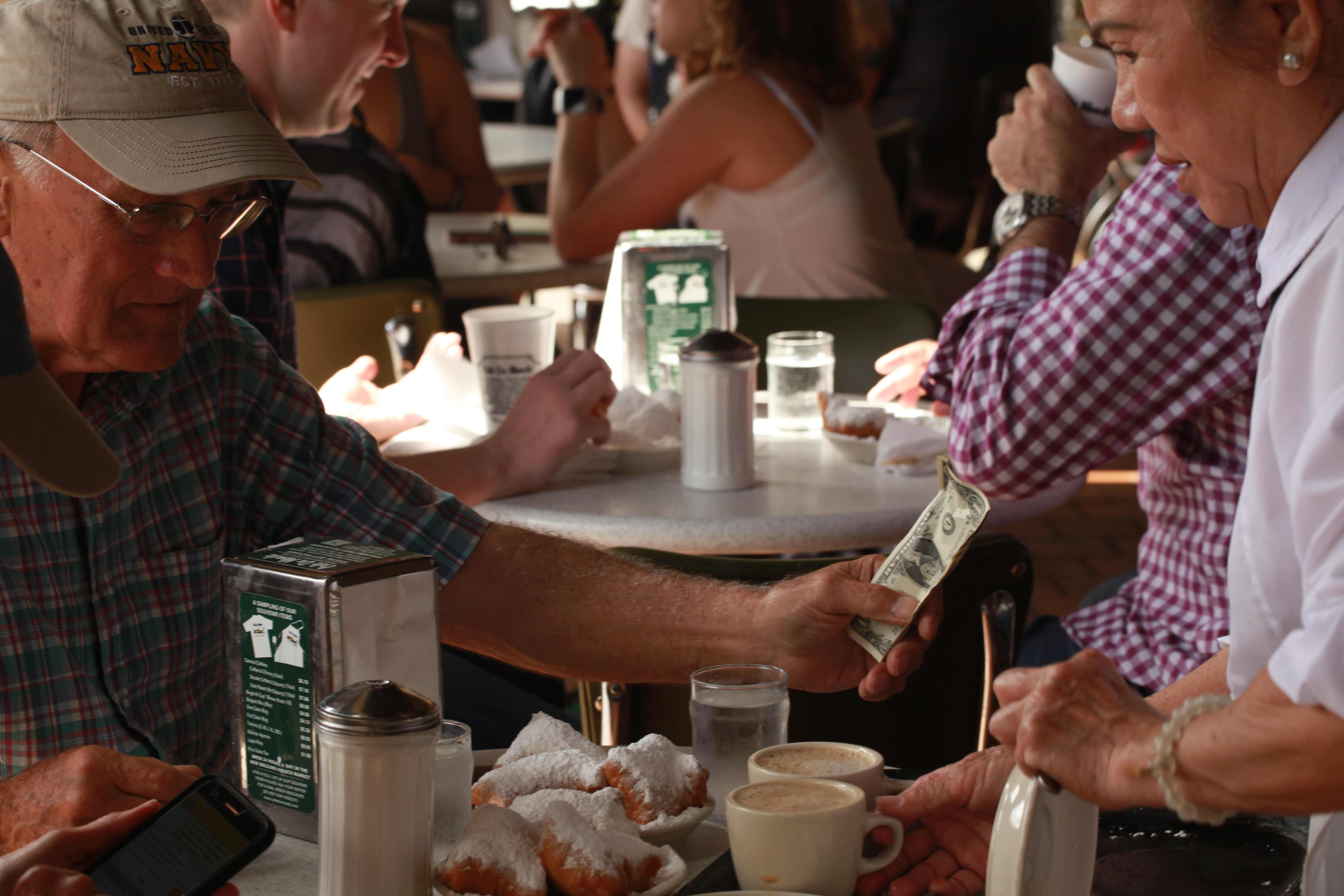 Koblihy podle původního francouzského receptu a káva s cikorkou - to jsou speciality kavárny Cafe du Monde