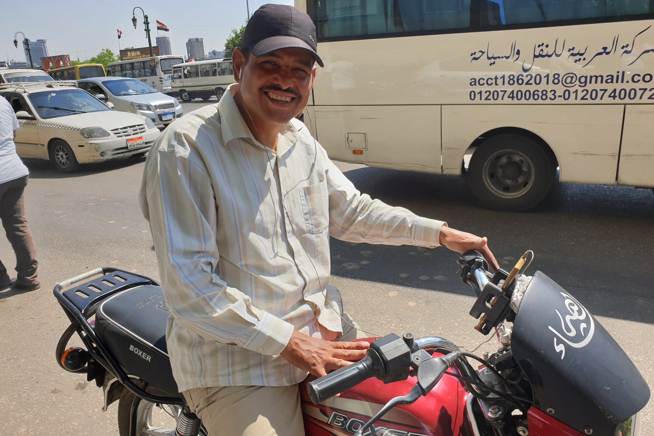 Mahmúd pracoval dřív jako truhlář, ale taxikaření na motorce ho prý uživí líp