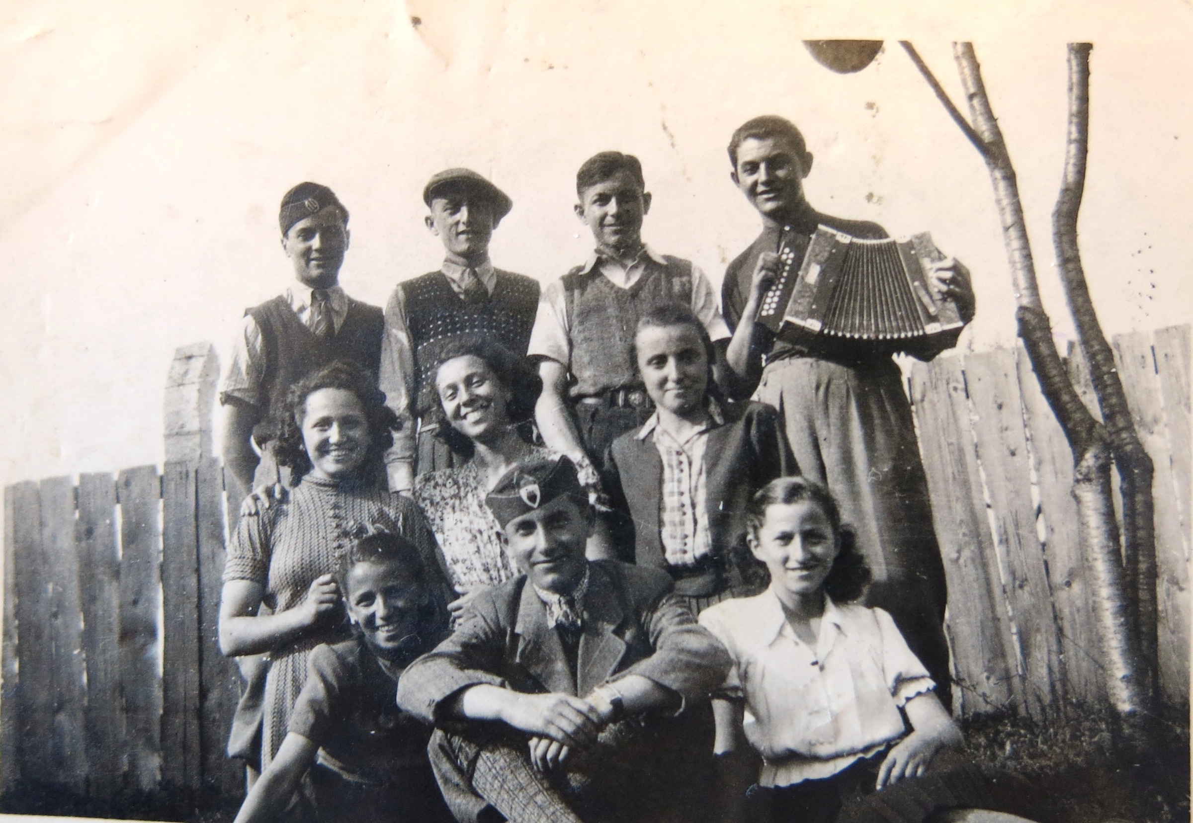 Židovská mládež v Chustu na Podkarpatské Rusi. Antonín Moťovič (v gymnaziální čepičce) sedí v dolní řadě. Začátek 40. let 20. století