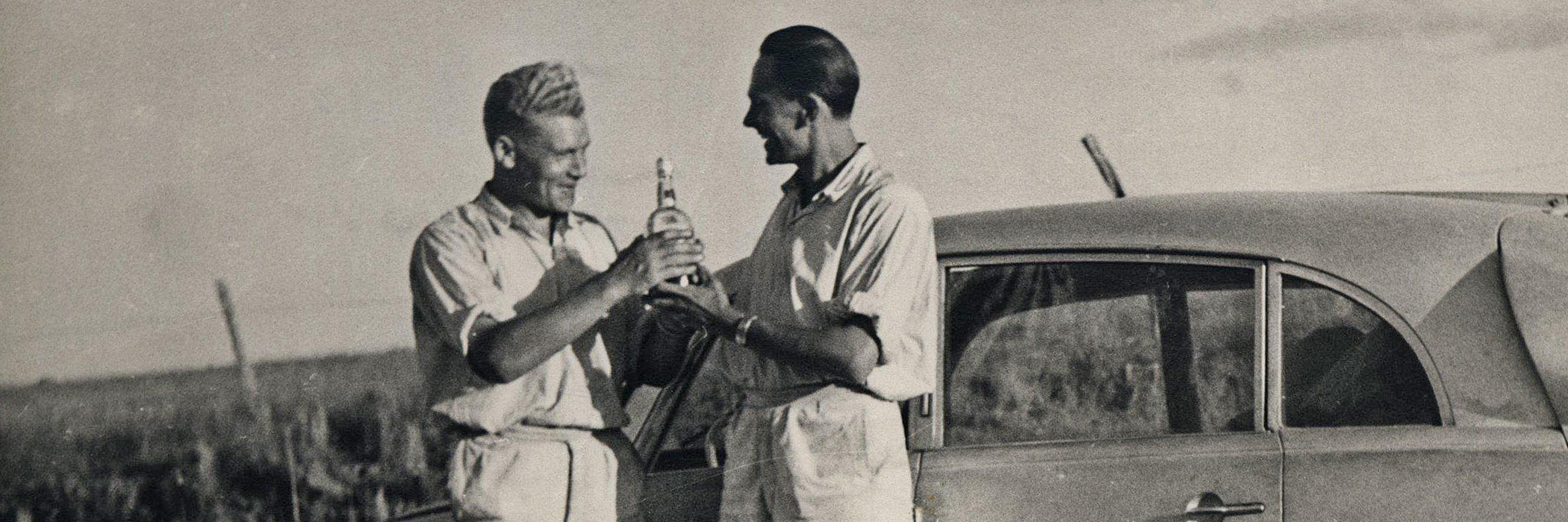 Jiří Hanzelka (vlevo) a Miroslav Zikmund 31. prosince 1948 v Brazilii – novoroční přípitek