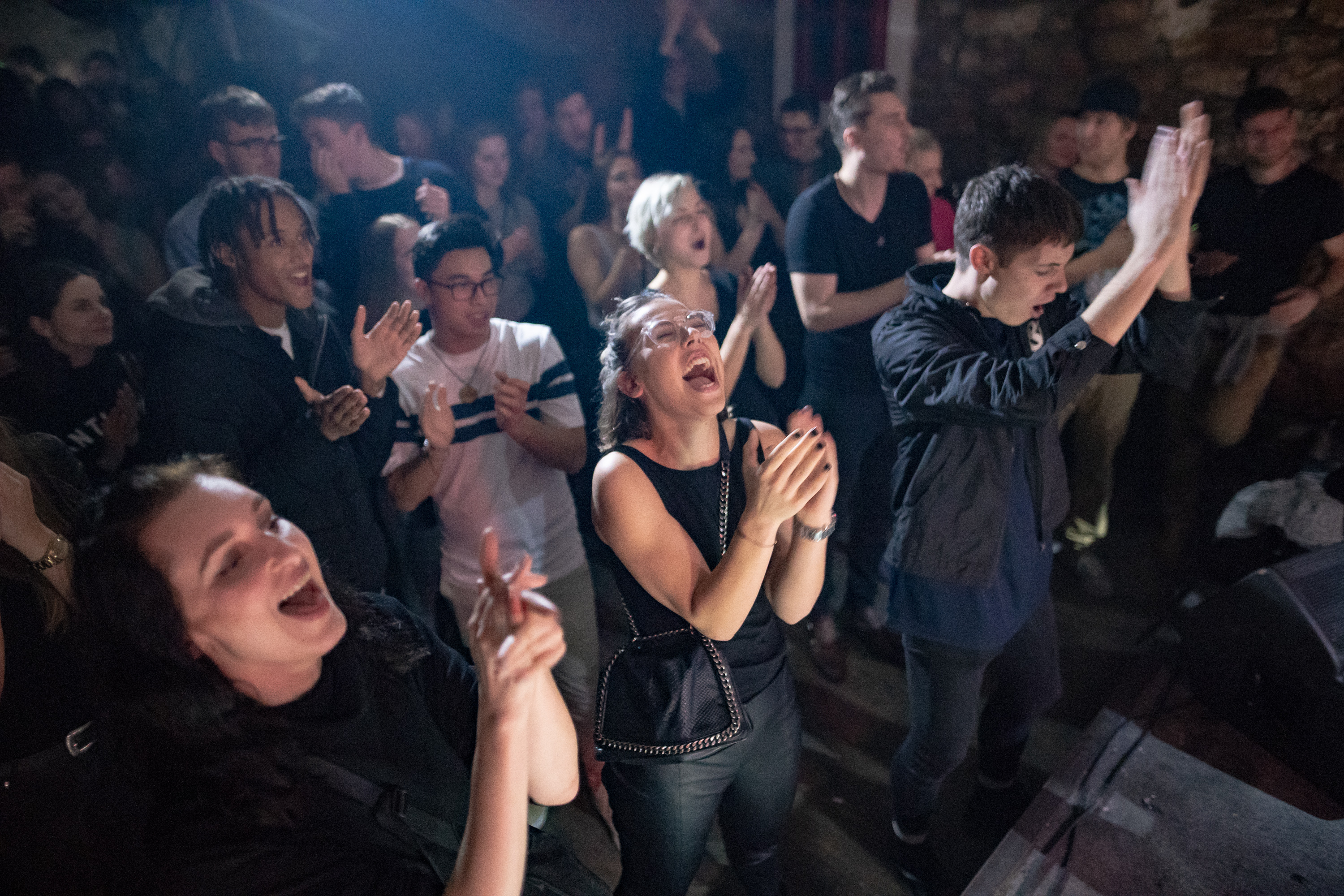Publikum na křtu EP Phases v pražském Chapeau Rouge