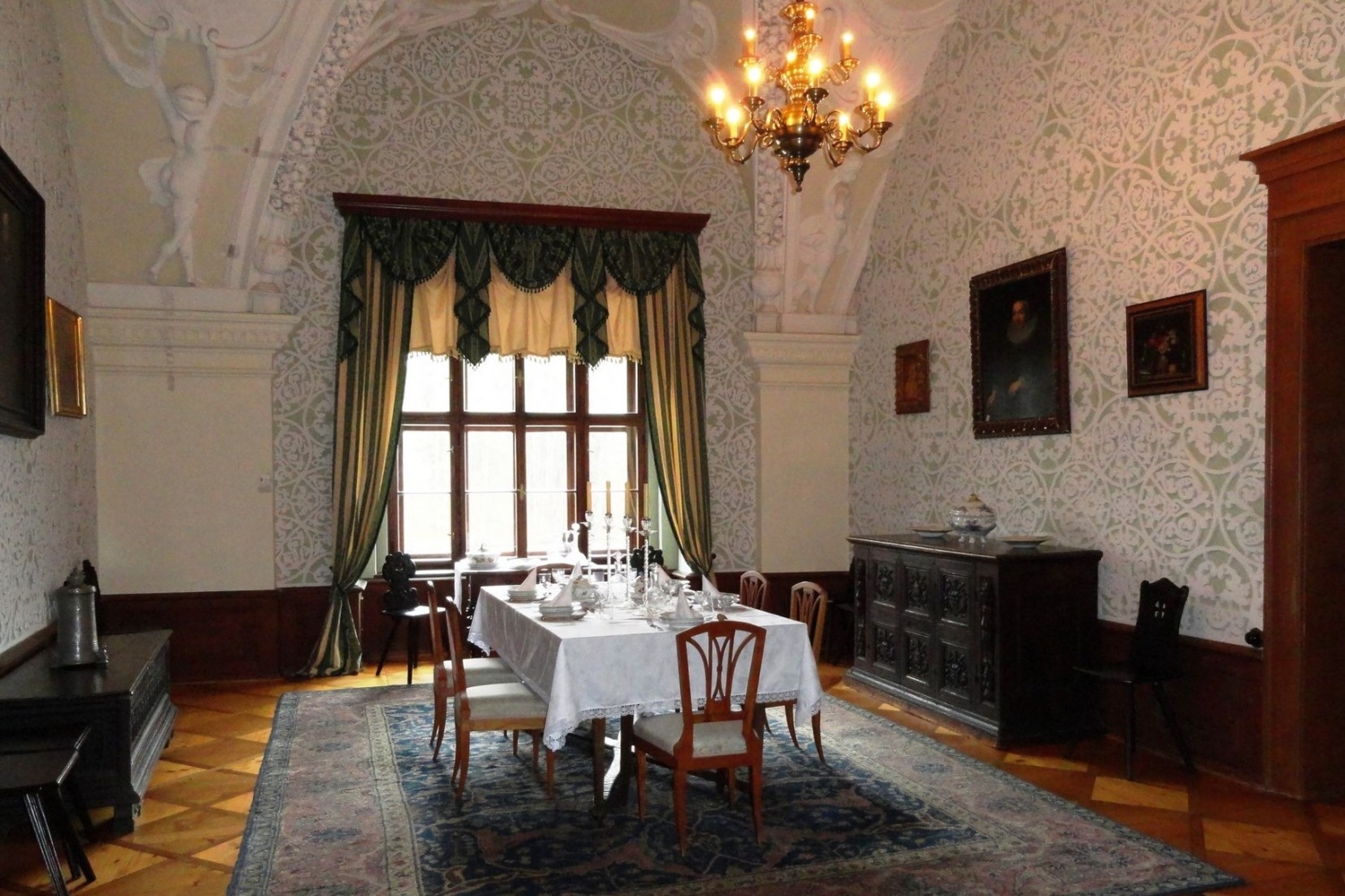 Barokní podobu získaly interiéry zámku Červená Lhota po přestavbě v roce 1641.