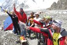 Nepálský obřad pudža v českém základním táboře pod K2, v pozadí společenské stany