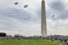 Nebe plné draků kolem Washingtonova památníku