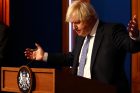 Boris Johnson během tiskové konference 8. prosince 2021