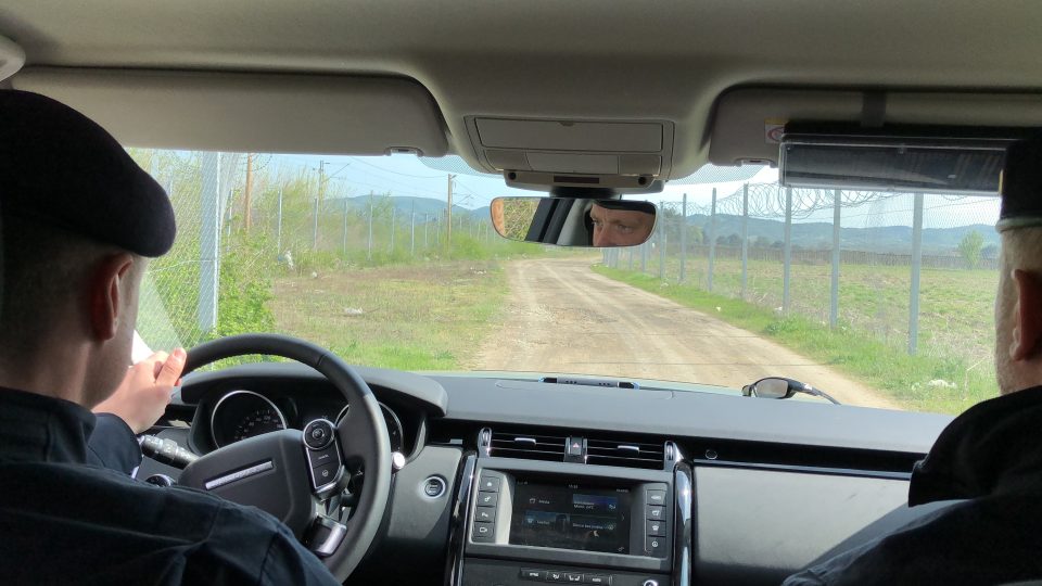 Čeští policisté míří k takzvané zelené hranici