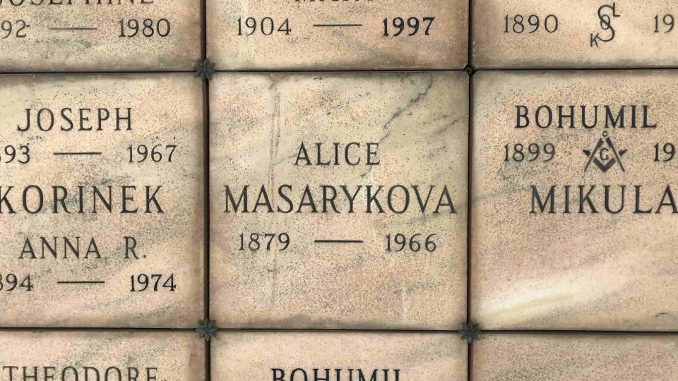 Na chicagském hřbitově byly až do pádu komunistického režimu v Československu uložené ostatky Alice Masarykové