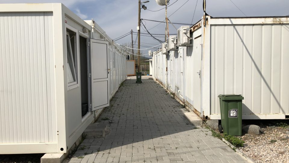 Tábor Vinojug u města Gevgelija, Makedonie. Policisté zde příchozí identifikují a je jim poskytnuta základní pomoc