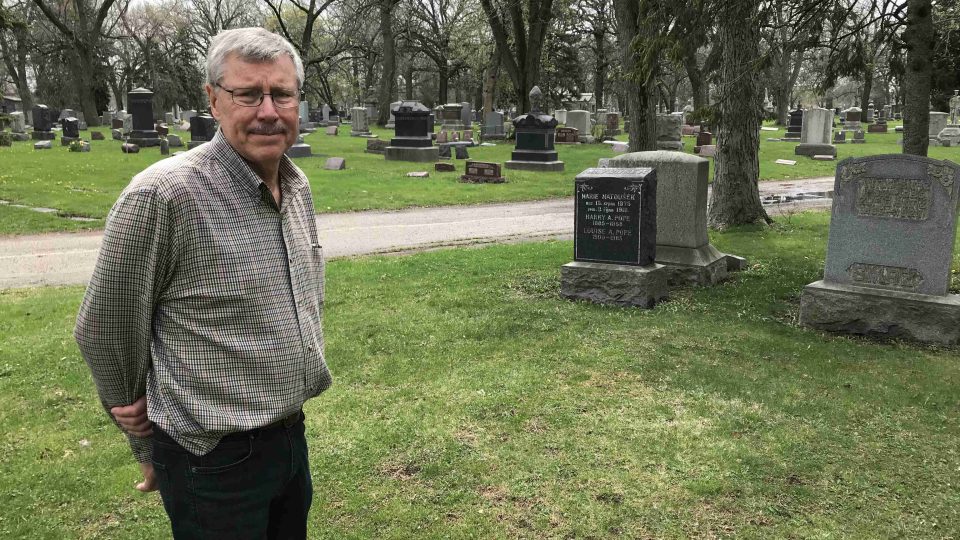 Chuck Michalek patří k dobrovolníkům, kteří pomáhají s péčí o hřbitov české krajanské komunity v Chicagu
