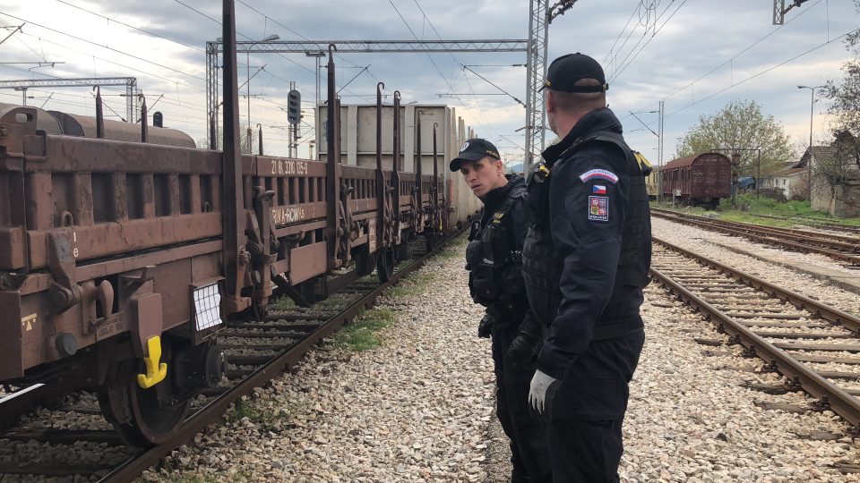 Čeští policisté při kontrole vlakového nádraží Gevgelija