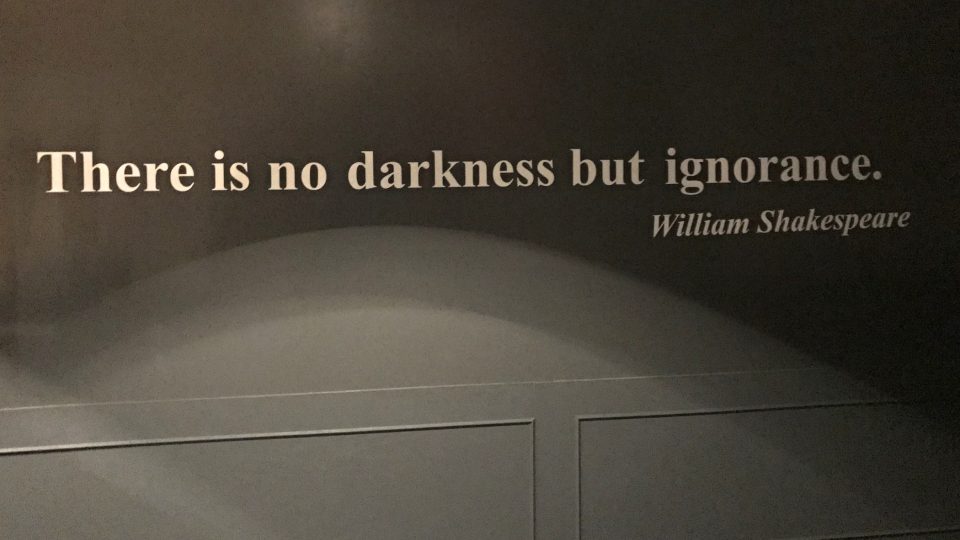 Stěnu před vstupem do sálu zdobí výmluvný citát Williama Shakespeara