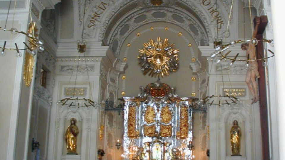 Bazilika - pohled k presbytáři se stříbrným oltářem