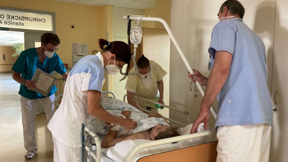 Po propuštění posledního covidového pacienta dohánějí chirurgové Domažlické nemocnice měsíce odkládané operace