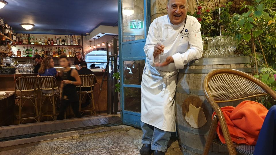 „Izraelská kuchyně je tavicím kotlem polských, československých, iráckých, egyptských a spousty dalších vlivů,“ popisuje Moše Bason, jeden z nejznámějších jeruzalémských kuchařů