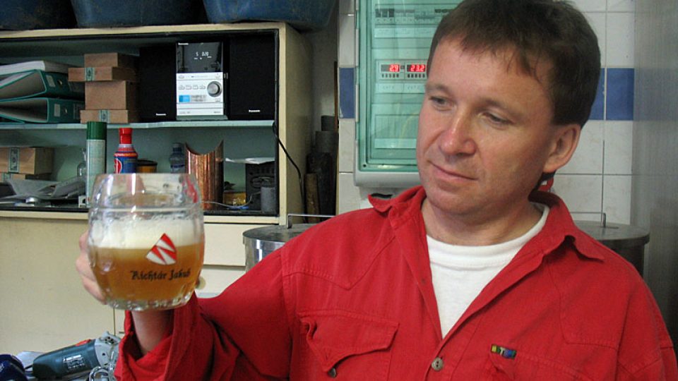 Ján Tribulko se svým pivem