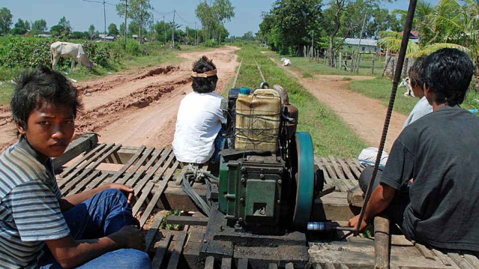 Bambusový vlak projíždí kambodžskou krajinou