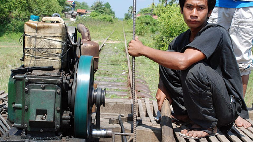 Řidič kambodžského bambusového vlaku