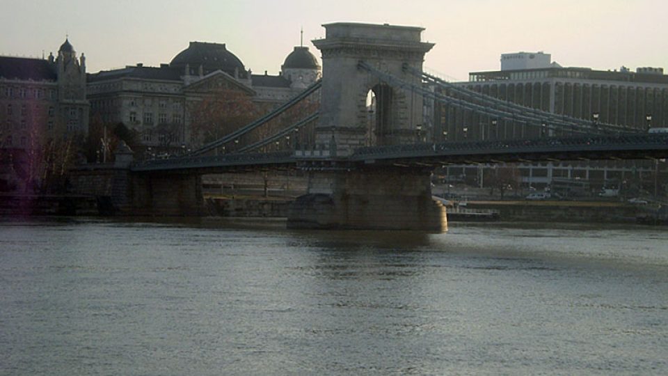 Břehy Dunaje spojuje Řetězový most