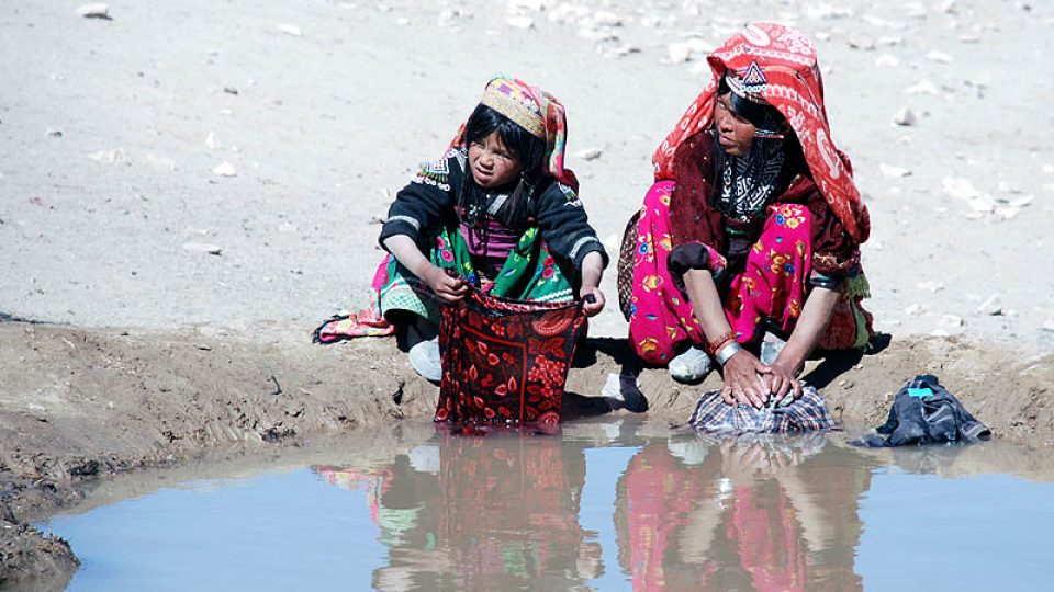 Dívky v afghánské vesnici Pista