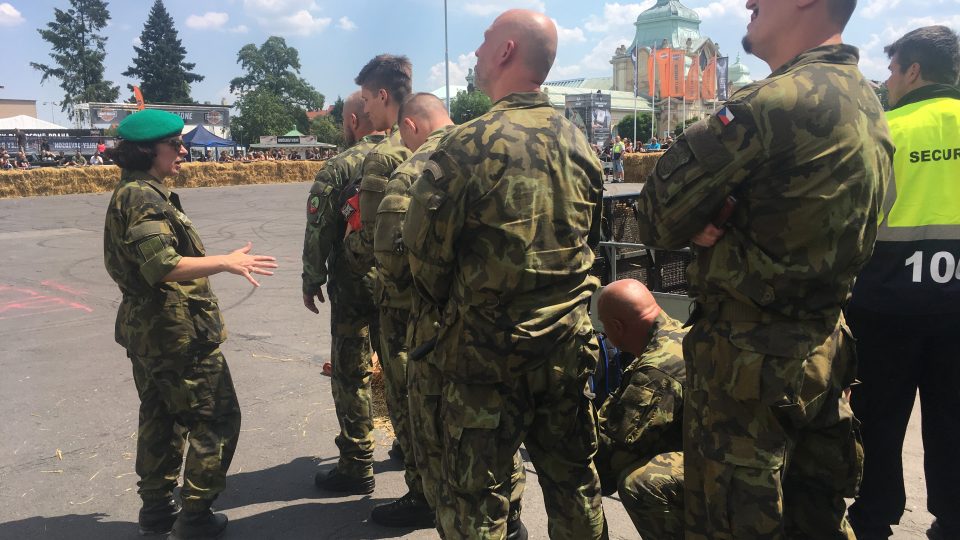 „Vzhledem k tomu, že potřebujeme doplnit velké množství vojáků do armády, tak se snažíme vyhledávat neotřelá místa a neodřené akce a zkusit oslovit potenciální zájemce, “ vysvětluje Lenka Šmerdová