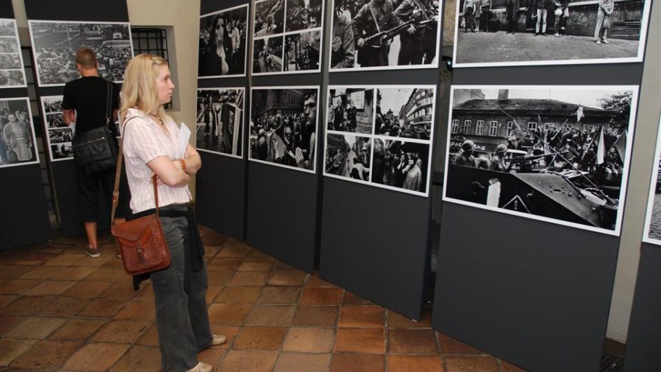 Pohled do výstavy Josefa Koudelky Invaze 68, Staroměstská radnice Praha, srpen 2008