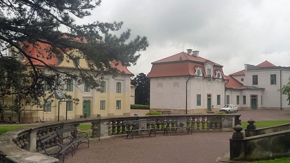 Hospodářské budovy u zámku Karlova Koruna