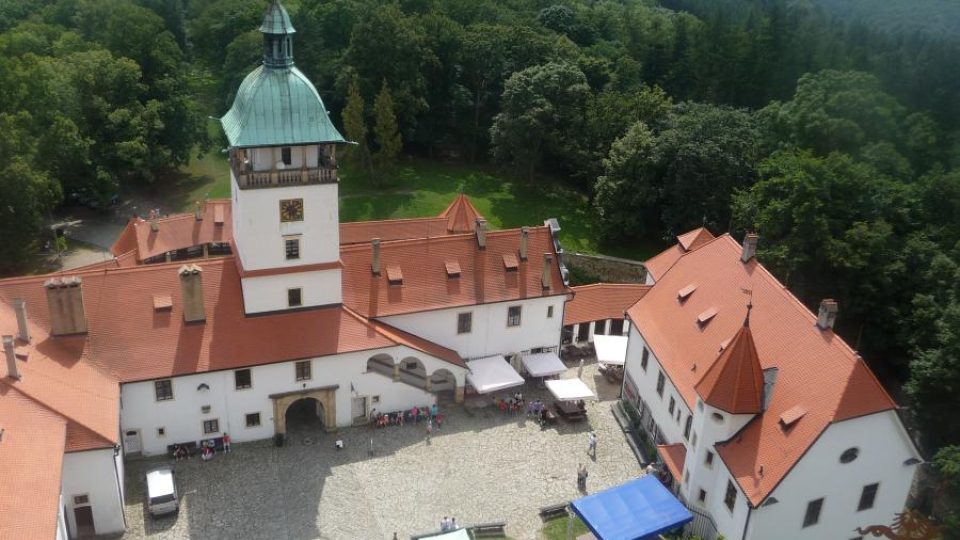 První nádvoří hradu Bouzov