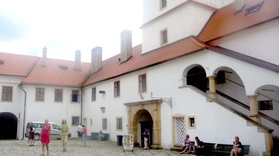 Návštěvníci v podhradí hradu Bouzova