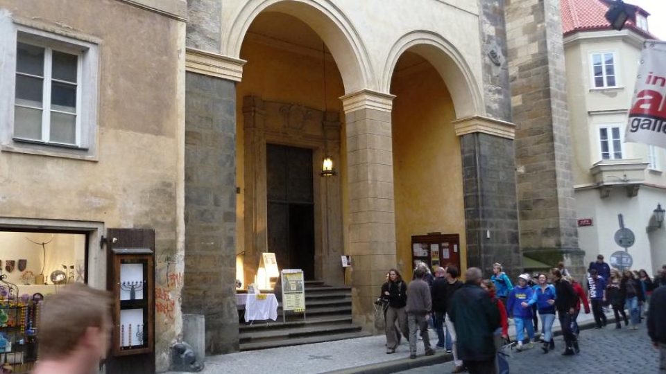 Před vchodem do kostela sv. Jiljí