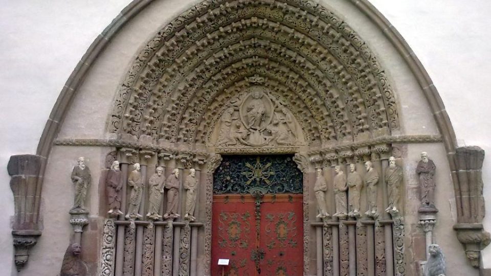 Gotický portál na západním průčelí kostela měl být původně mnohem střízlivější