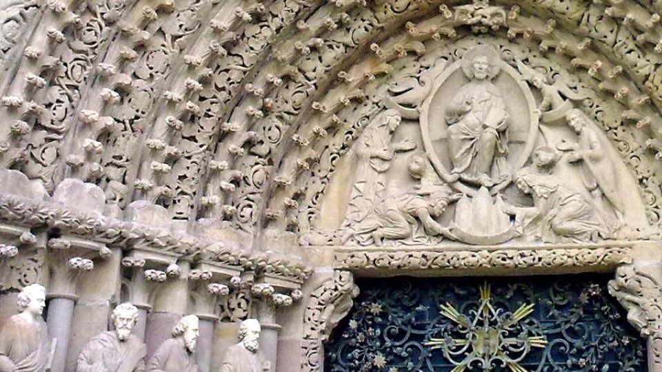 Detail gotického portálu díky kterému najdete klášterní kostel Nanebevzetí Panny Marie v každé knize o dějinách umění nebo architektury