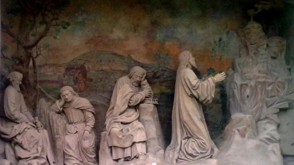 Sousoší s Kristem modlícím se v Getsemane a spícími apoštoly v klášteře Porta coeli