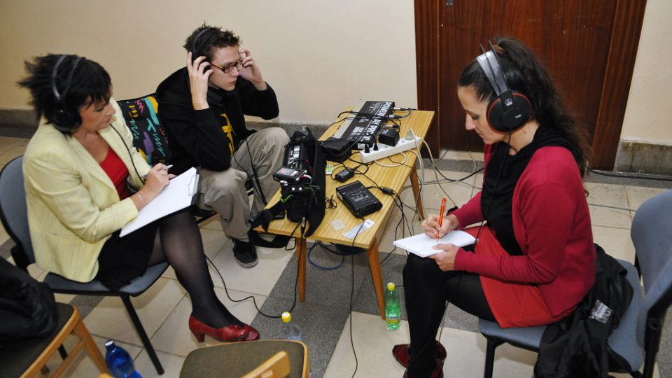 Improvizované rozhlasové pracoviště na půdě Krajského soudu. Vpravo redaktorka Andrea Čánová.