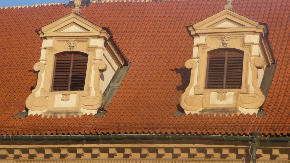Střecha Valdštejnského paláce se ne náhodou červená hned pod svahy, na nichž se tyčí Pražský hrad